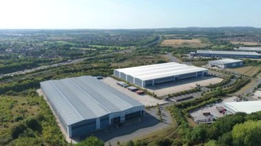 İngiltere 'nin Leicester kentindeki depolar, dağıtım merkezleri ve yoğun otoyol manzarası.