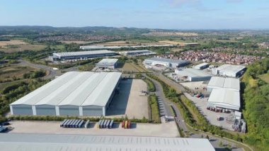 İngiltere 'nin Leicester kentindeki depolar, dağıtım merkezleri ve yoğun otoyol manzarası.
