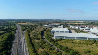 İngiltere 'nin Leicester kentindeki depolar, dağıtım merkezleri ve yoğun otoyol manzarası.
