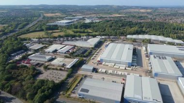 İngiltere 'nin Leicester kentindeki depolar, dağıtım merkezleri ve yoğun otoyol manzarası.