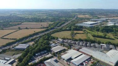 İngiltere 'nin Leicester kentindeki depolar, dağıtım merkezleri ve yoğun otoyol manzarası.