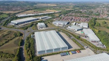 İngiltere 'nin Leicester kentindeki depolar, dağıtım merkezleri ve yoğun otoyol manzarası.