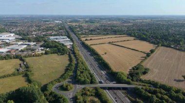 İngiltere 'nin Leicester kentindeki depolar, dağıtım merkezleri ve yoğun otoyol manzarası.