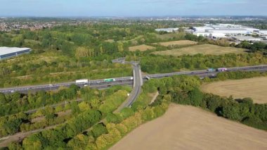 İngiltere 'nin Leicester kentindeki depolar, dağıtım merkezleri ve yoğun otoyol manzarası.