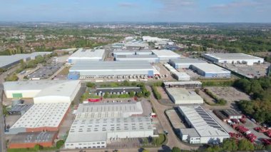 İngiltere 'nin Leicester kentindeki depolar, dağıtım merkezleri ve yoğun otoyol manzarası.
