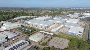 İngiltere 'nin Leicester kentindeki depolar, dağıtım merkezleri ve yoğun otoyol manzarası.