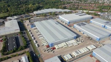 İngiltere 'nin Leicester kentindeki depolar, dağıtım merkezleri ve yoğun otoyol manzarası.