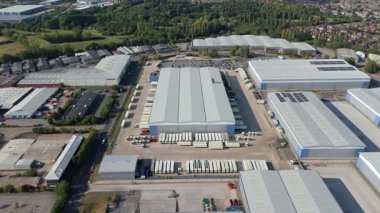 İngiltere 'nin Leicester kentindeki depolar, dağıtım merkezleri ve yoğun otoyol manzarası.