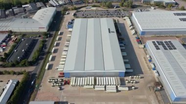 İngiltere 'nin Leicester kentindeki depolar, dağıtım merkezleri ve yoğun otoyol manzarası.
