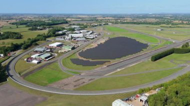 HORIBA MIRA teknoloji parkının ve büyük bir güneş fotovoltaik dizisinin yer aldığı otomotiv deneme sahalarının hava görüntüsü