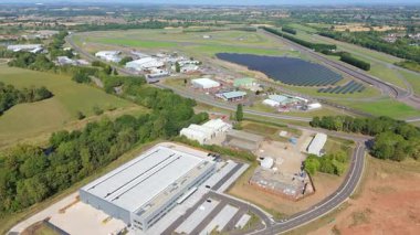 HORIBA MIRA teknoloji parkının ve büyük bir güneş fotovoltaik dizisinin yer aldığı otomotiv deneme sahalarının hava görüntüsü
