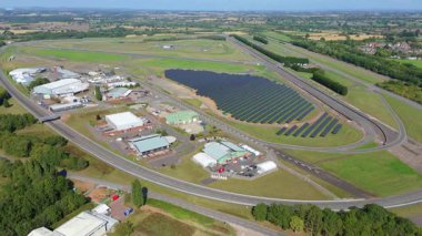 HORIBA MIRA teknoloji parkının ve büyük bir güneş fotovoltaik dizisinin yer aldığı otomotiv deneme sahalarının hava görüntüsü