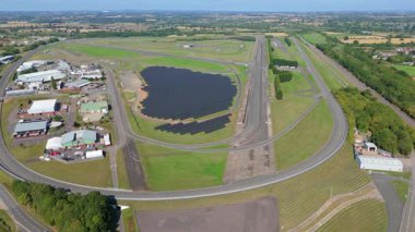 HORIBA MIRA teknoloji parkının ve büyük bir güneş fotovoltaik dizisinin yer aldığı otomotiv deneme sahalarının hava görüntüsü