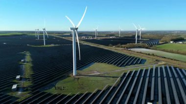 Rüzgar türbinleri ve Chelveston İngiltere 'deki güneş panelleri ile Hibrit Yenilenebilir Enerji Parkı' nın Yüksek İrtifa Görünümü