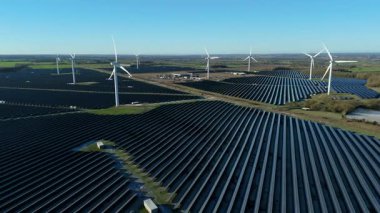 Rüzgar türbinleri ve Chelveston İngiltere 'deki güneş panelleri ile Hibrit Yenilenebilir Enerji Parkı' nın Yüksek İrtifa Görünümü