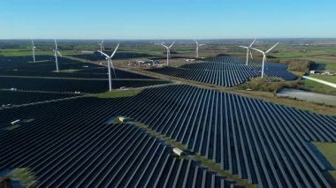 Rüzgar türbinleri ve Chelveston İngiltere 'deki güneş panelleri ile Hibrit Yenilenebilir Enerji Parkı' nın Yüksek İrtifa Görünümü