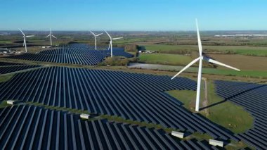 Rüzgar türbinleri ve Chelveston İngiltere 'deki güneş panelleri ile Hibrit Yenilenebilir Enerji Parkı' nın Yüksek İrtifa Görünümü
