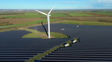 Rüzgar türbinleri ve Chelveston İngiltere 'deki güneş panelleri ile Hibrit Yenilenebilir Enerji Parkı' nın Yüksek İrtifa Görünümü