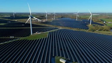 Rüzgar türbinleri ve Chelveston İngiltere 'deki güneş panelleri ile Hibrit Yenilenebilir Enerji Parkı' nın Yüksek İrtifa Görünümü