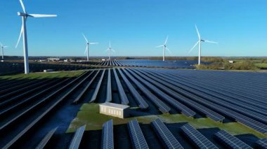 Rüzgar türbinleri ve Chelveston İngiltere 'deki güneş panelleri ile Hibrit Yenilenebilir Enerji Parkı' nın Yüksek İrtifa Görünümü