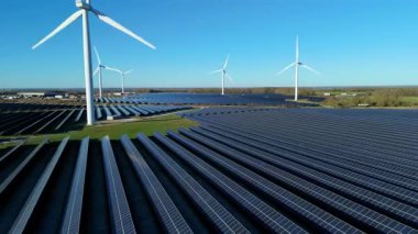 Rüzgar türbinleri ve Chelveston İngiltere 'deki güneş panelleri ile Hibrit Yenilenebilir Enerji Parkı' nın Yüksek İrtifa Görünümü