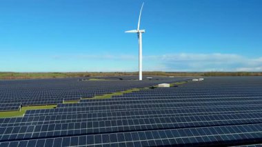 Rüzgar türbinleri ve Chelveston İngiltere 'deki güneş panelleri ile Hibrit Yenilenebilir Enerji Parkı' nın Yüksek İrtifa Görünümü