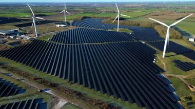 Rüzgar türbinleri ve Chelveston İngiltere 'deki güneş panelleri ile Hibrit Yenilenebilir Enerji Parkı' nın Yüksek İrtifa Görünümü