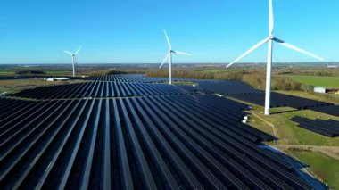 Rüzgar türbinleri ve Chelveston İngiltere 'deki güneş panelleri ile Hibrit Yenilenebilir Enerji Parkı' nın Yüksek İrtifa Görünümü