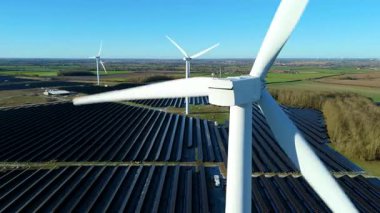 Rüzgar türbinleri ve Chelveston İngiltere 'deki güneş panelleri ile Hibrit Yenilenebilir Enerji Parkı' nın Yüksek İrtifa Görünümü