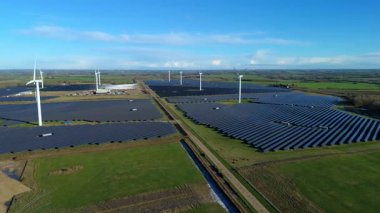 Rüzgar türbinleri ve Chelveston İngiltere 'deki güneş panelleri ile Hibrit Yenilenebilir Enerji Parkı' nın Yüksek İrtifa Görünümü