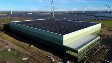 Rüzgar türbinleri ve Chelveston İngiltere 'deki güneş panelleri ile Hibrit Yenilenebilir Enerji Parkı' nın Yüksek İrtifa Görünümü