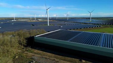 Rüzgar türbinleri ve Chelveston İngiltere 'deki güneş panelleri ile Hibrit Yenilenebilir Enerji Parkı' nın Yüksek İrtifa Görünümü