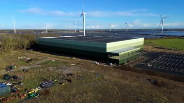 Rüzgar türbinleri ve Chelveston İngiltere 'deki güneş panelleri ile Hibrit Yenilenebilir Enerji Parkı' nın Yüksek İrtifa Görünümü