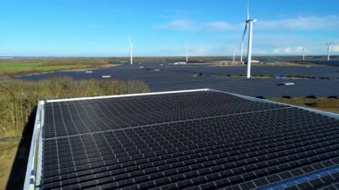 Rüzgar türbinleri ve Chelveston İngiltere 'deki güneş panelleri ile Hibrit Yenilenebilir Enerji Parkı' nın Yüksek İrtifa Görünümü