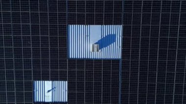 İngiltere 'deki devasa bir güneş enerjisi dizisinin yukarıdan aşağıya hava aracı görüntüsü Ulusal Şebeke güncellemesi için yenilenebilir fotovoltaik enerji üretiyor.