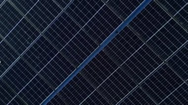 İngiltere 'deki devasa bir güneş enerjisi dizisinin yukarıdan aşağıya hava aracı görüntüsü Ulusal Şebeke güncellemesi için yenilenebilir fotovoltaik enerji üretiyor.