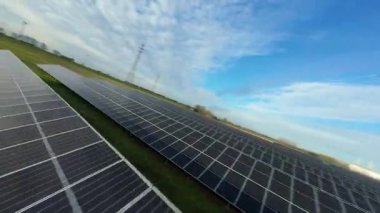 İngiltere 'deki devasa bir güneş enerjisi dizisinin yukarıdan aşağıya hava aracı görüntüsü Ulusal Şebeke güncellemesi için yenilenebilir fotovoltaik enerji üretiyor.