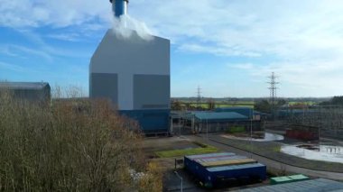 Baca yığınları, soğutma kuleleri ve türbinleri, enerji üretimi kömür ateşlenmesi ve gaz yakıtlı elektrik ve İngiltere 'nin fosil yakıtları ile büyük bir enerji santralinin havadan görüntüsü.
