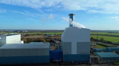 Baca yığınları, soğutma kuleleri ve türbinleri, enerji üretimi kömür ateşlenmesi ve gaz yakıtlı elektrik ve İngiltere 'nin fosil yakıtları ile büyük bir enerji santralinin havadan görüntüsü.