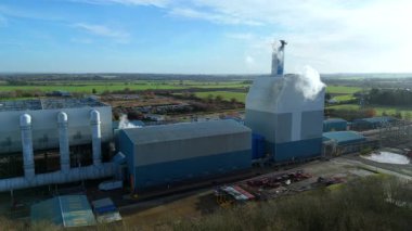 Baca yığınları, soğutma kuleleri ve türbinleri, enerji üretimi kömür ateşlenmesi ve gaz yakıtlı elektrik ve İngiltere 'nin fosil yakıtları ile büyük bir enerji santralinin havadan görüntüsü.