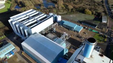 Baca yığınları, soğutma kuleleri ve türbinleri, enerji üretimi kömür ateşlenmesi ve gaz yakıtlı elektrik ve İngiltere 'nin fosil yakıtları ile büyük bir enerji santralinin havadan görüntüsü.