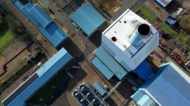 Baca yığınları, soğutma kuleleri ve türbinleri, enerji üretimi kömür ateşlenmesi ve gaz yakıtlı elektrik ve İngiltere 'nin fosil yakıtları ile büyük bir enerji santralinin havadan görüntüsü.