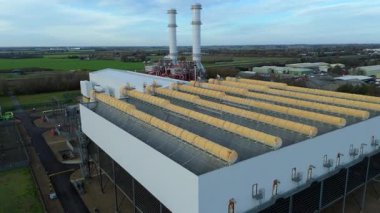 Baca yığınları, soğutma kuleleri ve türbinleri, enerji üretimi kömür ateşlenmesi ve gaz yakıtlı elektrik ve İngiltere 'nin fosil yakıtları ile büyük bir enerji santralinin havadan görüntüsü.