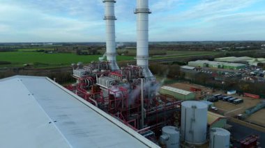 Baca yığınları, soğutma kuleleri ve türbinleri, enerji üretimi kömür ateşlenmesi ve gaz yakıtlı elektrik ve İngiltere 'nin fosil yakıtları ile büyük bir enerji santralinin havadan görüntüsü.