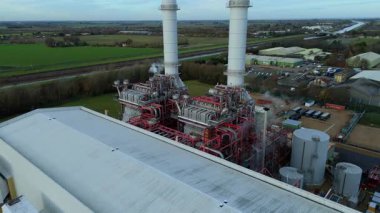 Baca yığınları, soğutma kuleleri ve türbinleri, enerji üretimi kömür ateşlenmesi ve gaz yakıtlı elektrik ve İngiltere 'nin fosil yakıtları ile büyük bir enerji santralinin havadan görüntüsü.