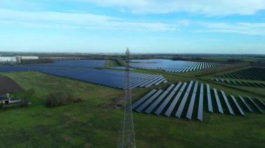 İngiltere 'deki devasa bir güneş enerjisi dizisinin yukarıdan aşağıya hava aracı görüntüsü Ulusal Şebeke güncellemesi için yenilenebilir fotovoltaik enerji üretiyor.