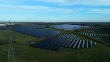 İngiltere 'deki devasa bir güneş enerjisi dizisinin yukarıdan aşağıya hava aracı görüntüsü Ulusal Şebeke güncellemesi için yenilenebilir fotovoltaik enerji üretiyor.