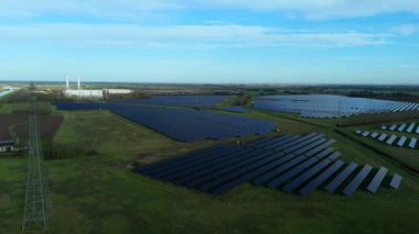 İngiltere 'deki devasa bir güneş enerjisi dizisinin yukarıdan aşağıya hava aracı görüntüsü Ulusal Şebeke güncellemesi için yenilenebilir fotovoltaik enerji üretiyor.