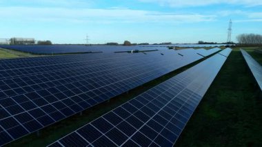 İngiltere 'deki devasa bir güneş enerjisi dizisinin yukarıdan aşağıya hava aracı görüntüsü Ulusal Şebeke güncellemesi için yenilenebilir fotovoltaik enerji üretiyor.