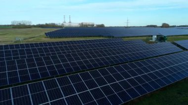 İngiltere 'deki devasa bir güneş enerjisi dizisinin yukarıdan aşağıya hava aracı görüntüsü Ulusal Şebeke güncellemesi için yenilenebilir fotovoltaik enerji üretiyor.